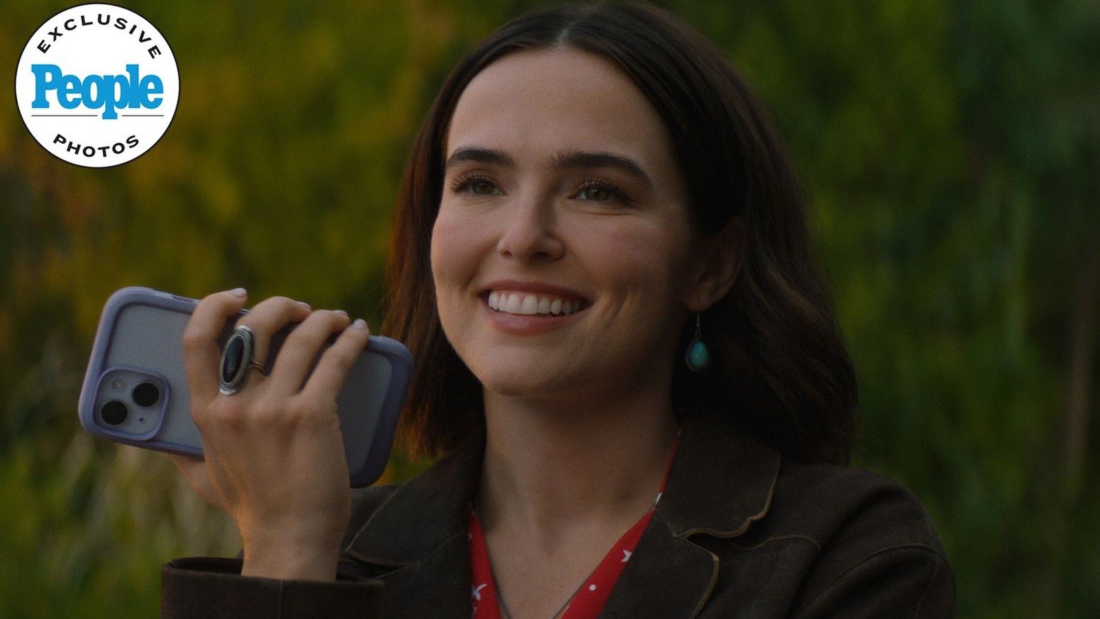 Zoey Deutch as Jill in Voicemails for Isabelle