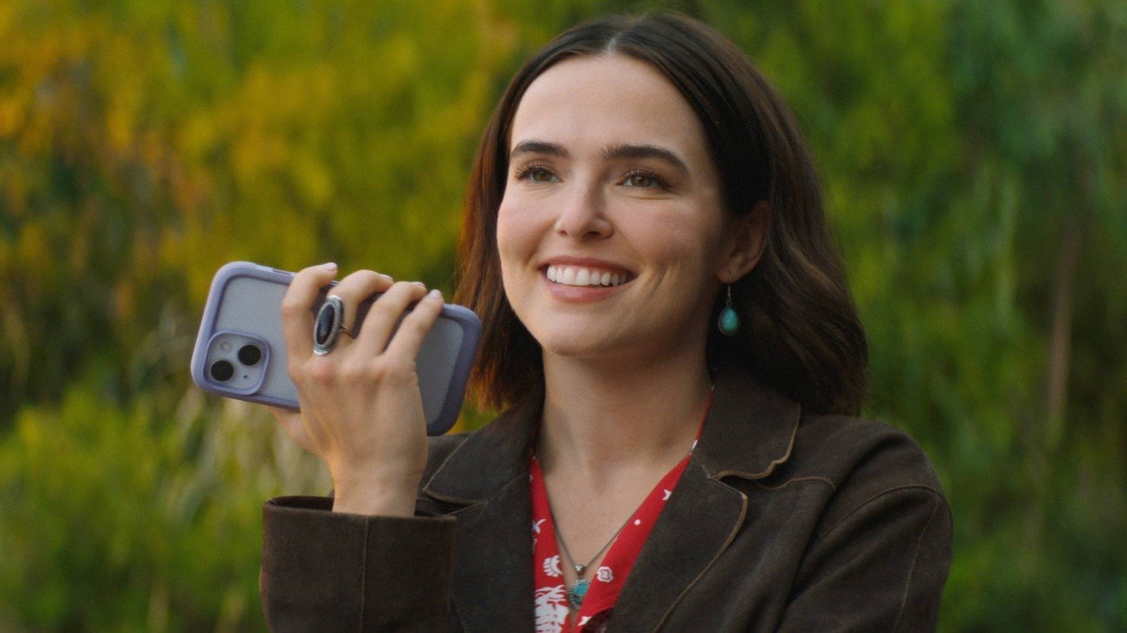 Voicemails for Isabelle 02 zoey deutch as jill in voicemails for isabelle on netfli 16x9 official promo still